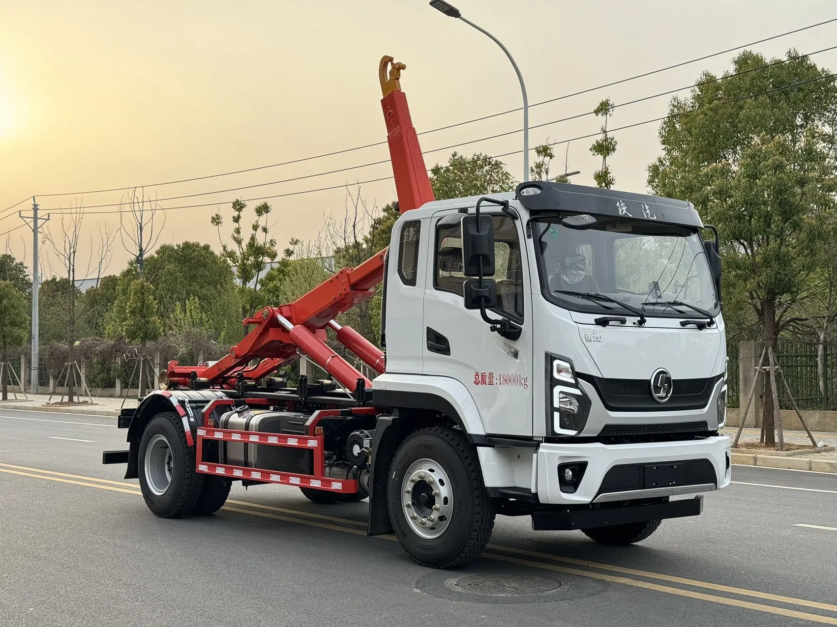 Durable Shacman Delong Short Wheelbase 18-Ton Heavy-Duty Hook Lift Garbage Truck