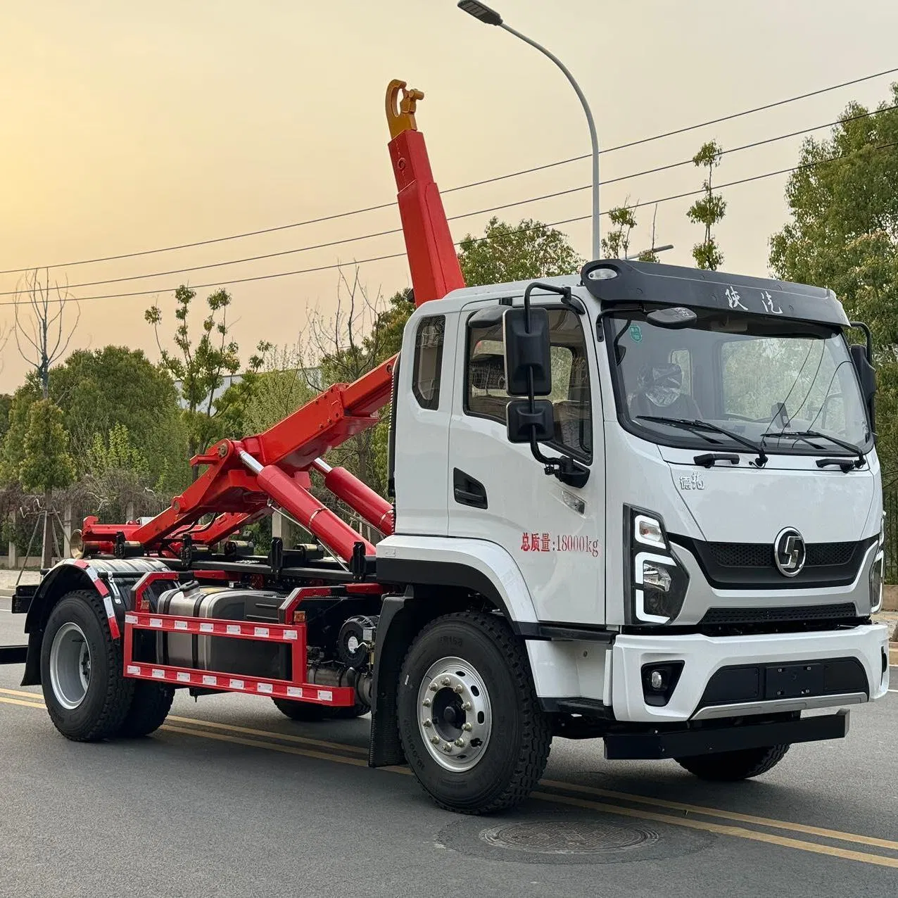 Durable Shacman Delong Short Wheelbase 18-Ton Heavy Duty Hook Lift Garbage Truck: Reliable Through Seasons