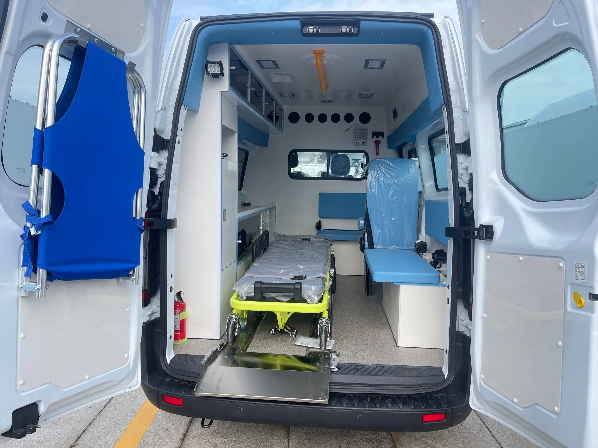 Ford Monitoring Type Gasoline Engine Ambulance New Ambulance Direct Sale From Factory