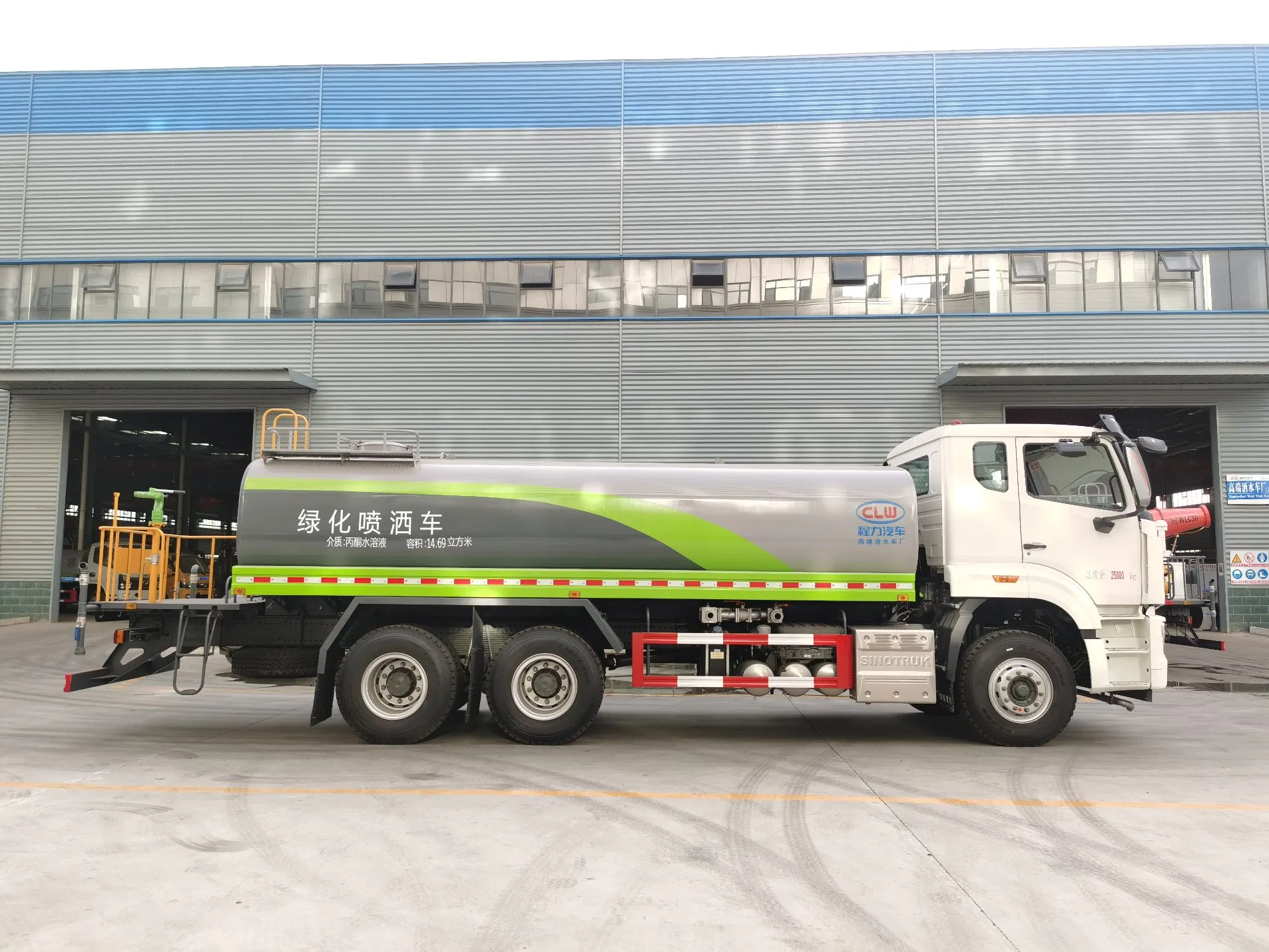 Heavy-Duty Water Bowser Sinotruk HOWO Left-Hand Drive Discount Price