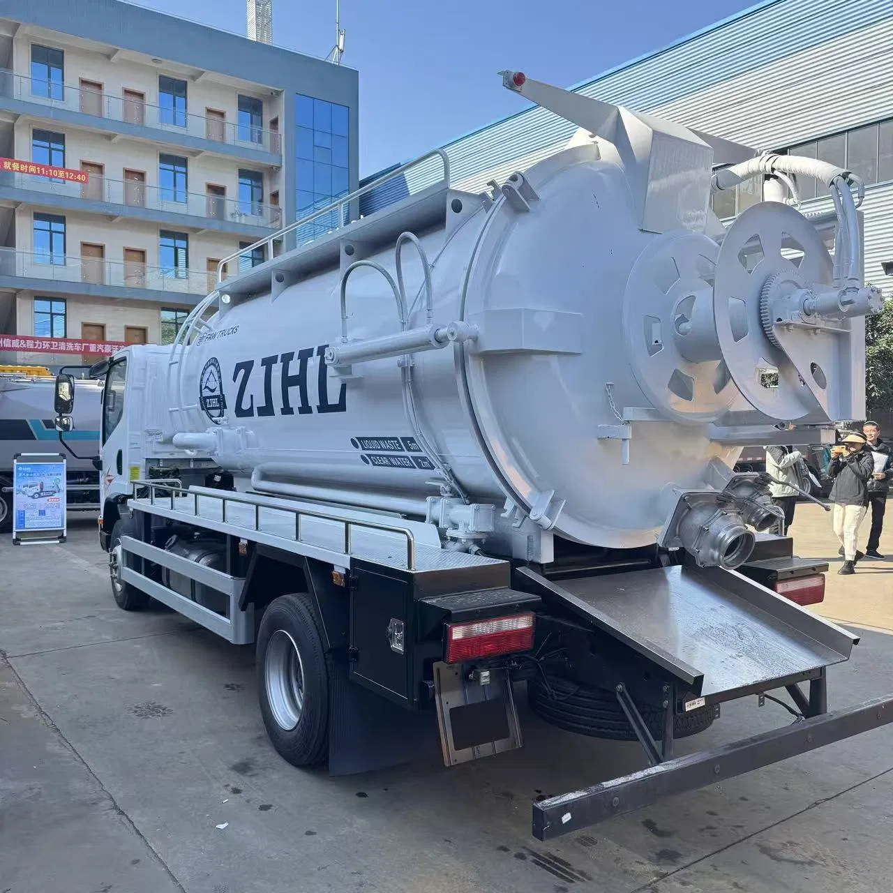 4X2 FAW 8m³ Sewage Suction Truck High Capacity Vacuum Sewage Cleaning Truck for Municipal Sanitation