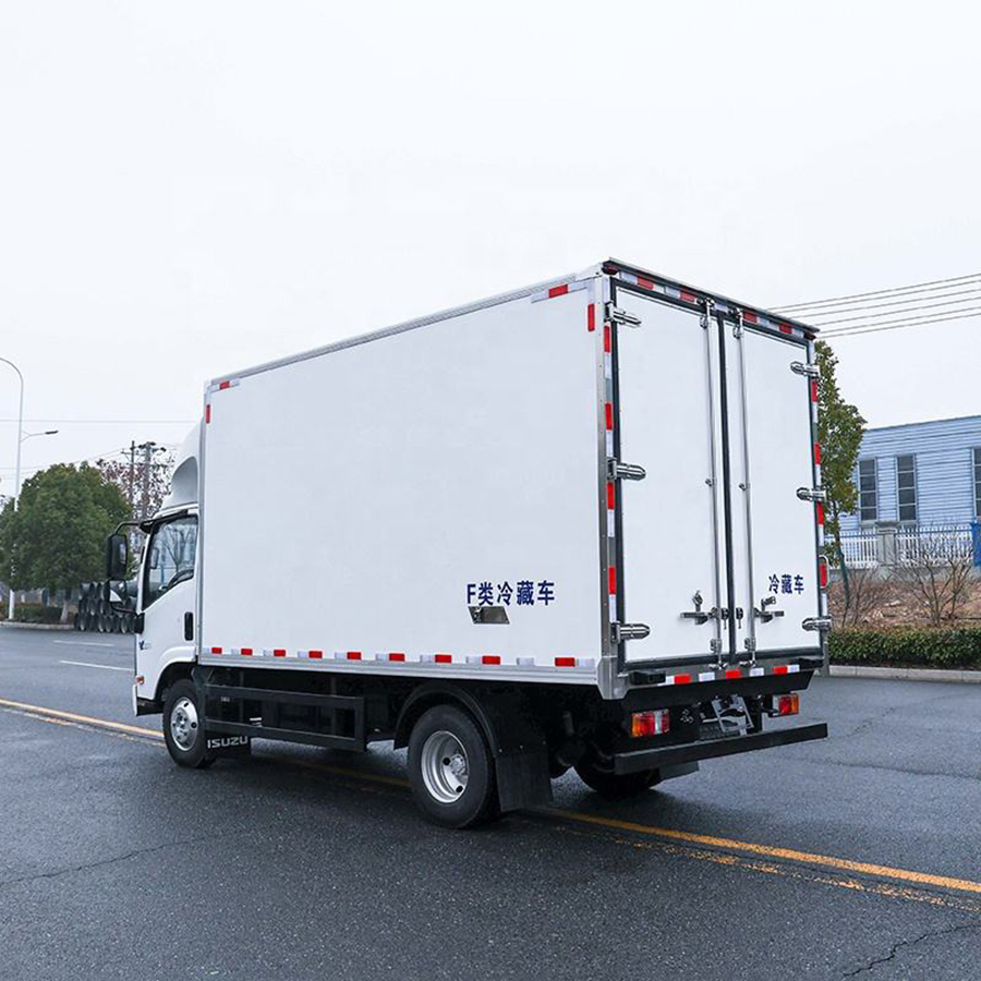 Japan Brand Light Duty Reefer Truck 5 Tons Refrigerated Truck Meat Transport for South America