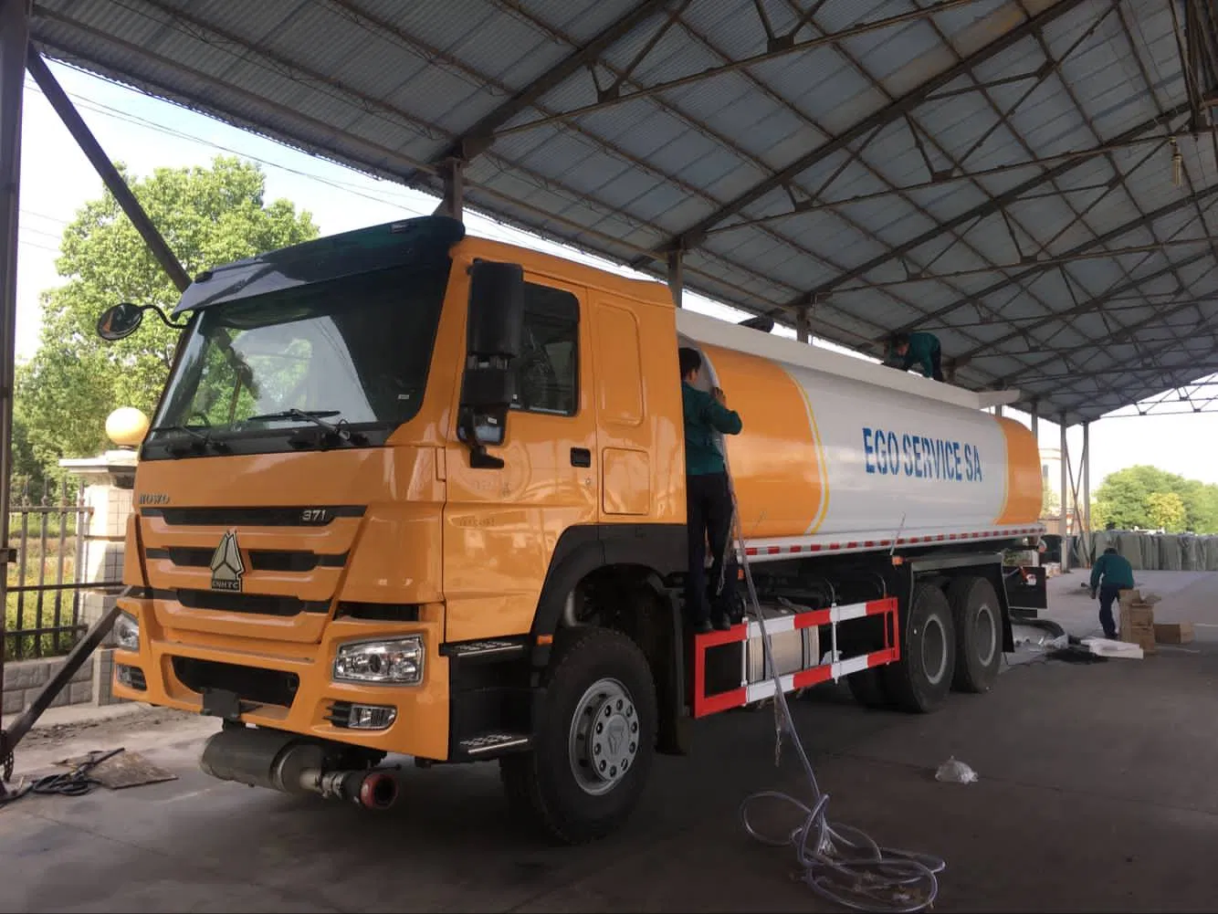 High Capacity HOWO Truck Oil Tankers for Efficient Fuel Transportation