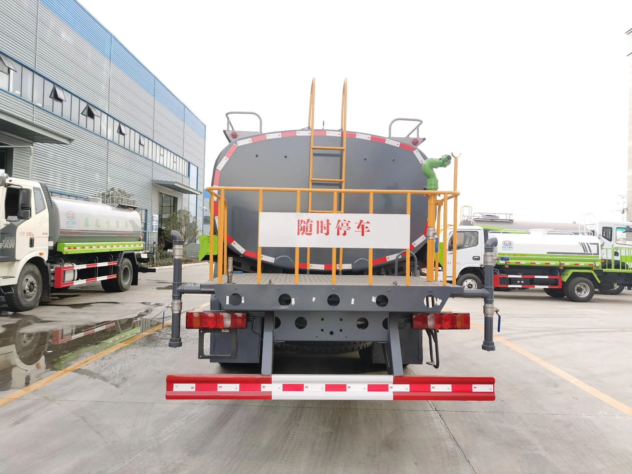 Heavy-Duty Water Bowser Sinotruk HOWO Left-Hand Drive Discount Price