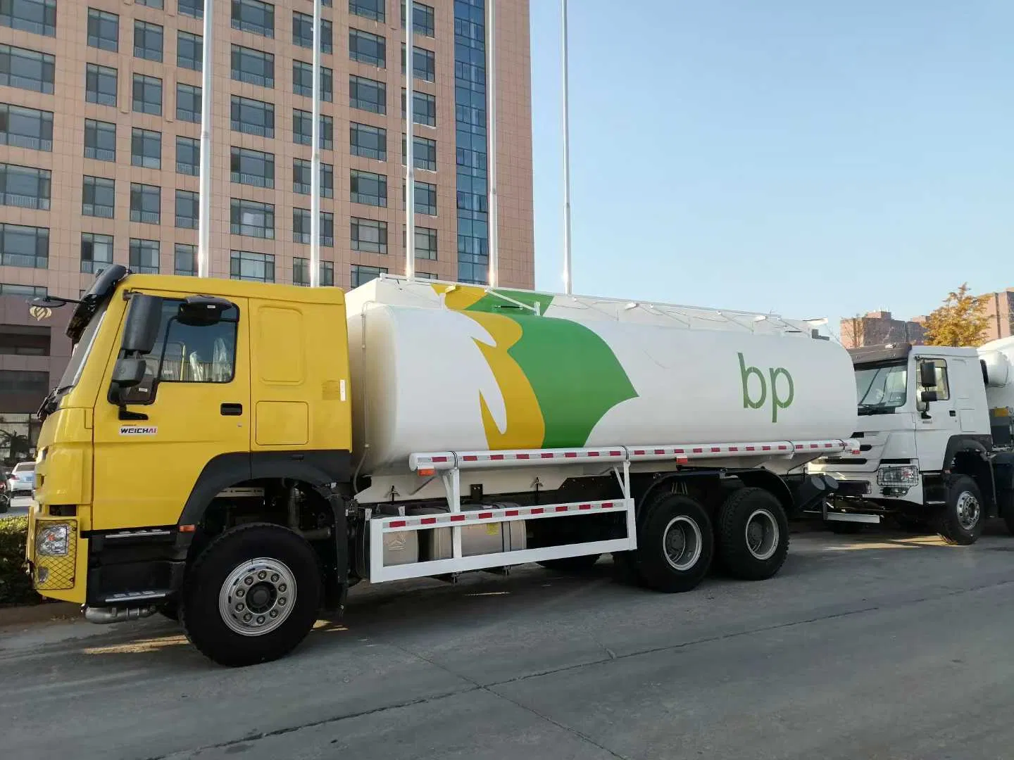 HOWO Fuel Tanker Truck / Oil Refuel Truck 8X4 Adr Oil Tank Truck Aluminum Alloy Oil Tank