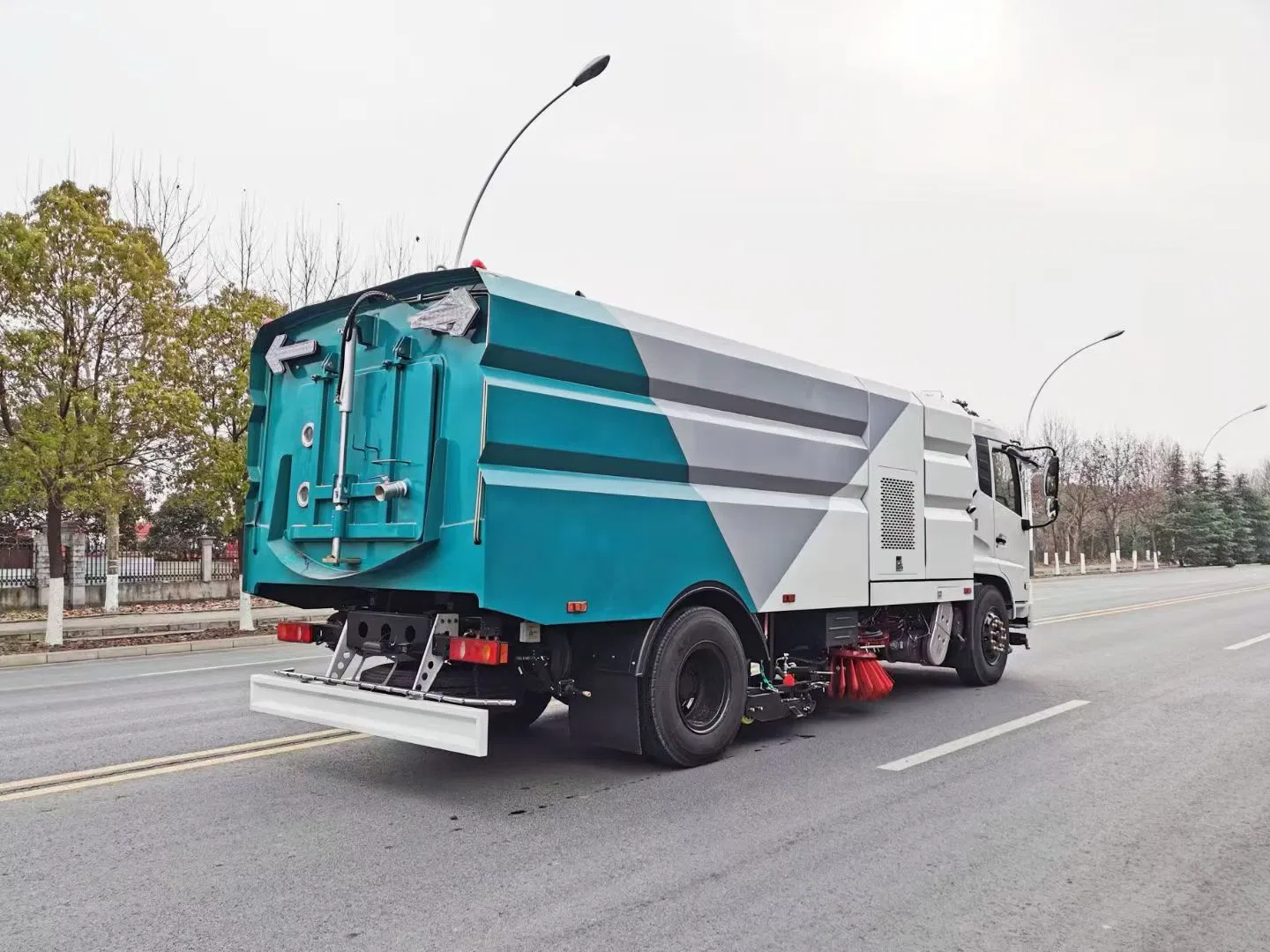 High-Performance Dongfeng Sinotruk HOWO 5cbm 9cbm 10cbm Cleaning Washing Vacuum Road Sweeper Truck Street Sweeping Wash Cleaner Suction Sweeper Truck