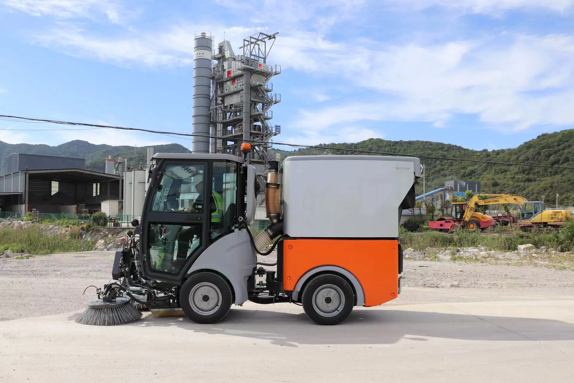 Diesel Professional Sweeping &amp; Vacuuming Road Cleaning Truck Street Road Sweeper