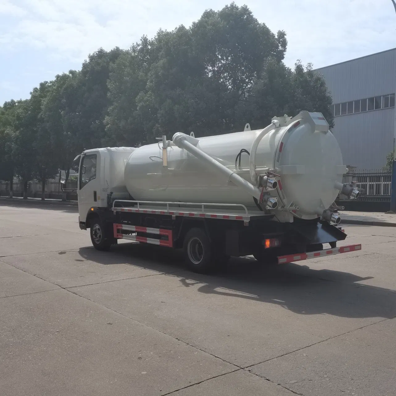 Heavy Duty 8*4 Sinotruck Sewage Suction Sewage Truck Vacuum Tank Truck Fecal Transport Truck