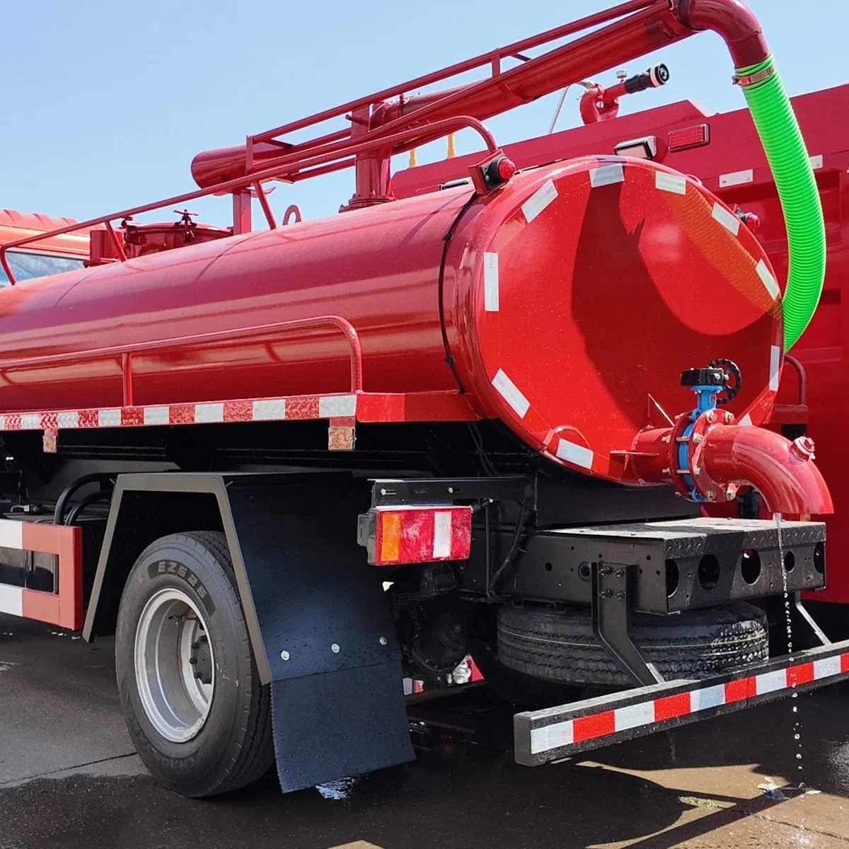 SINOTRUK HOWO 4x2 5000 Liters 10000 Liters Vacuum Sewage Suction Tanker Tank Truck Fecal Suction Truck Septic Truck with Clearing Function Truck