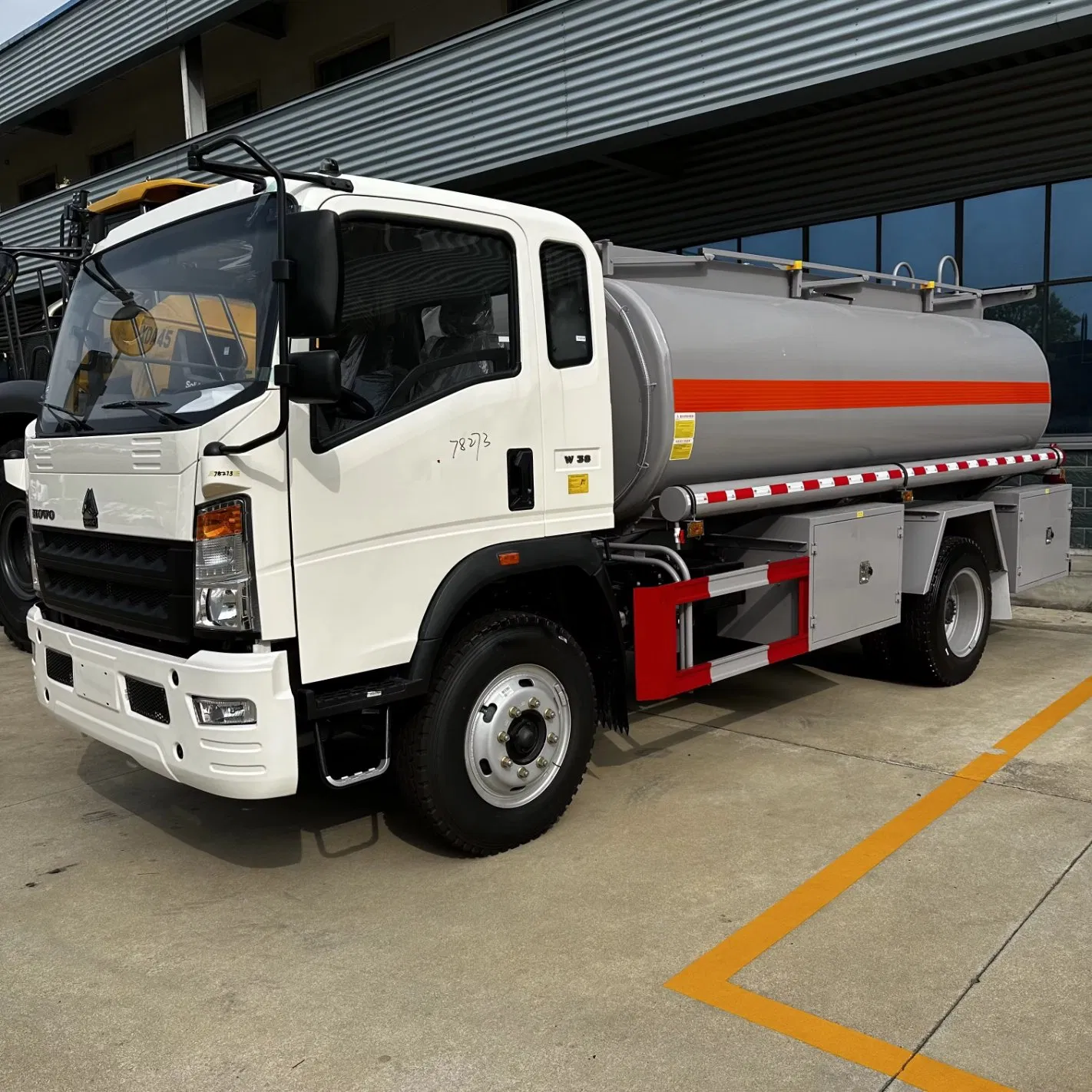 HOWO 10 Cubic Meter Fuel Tanker Truck for Efficient Refueling