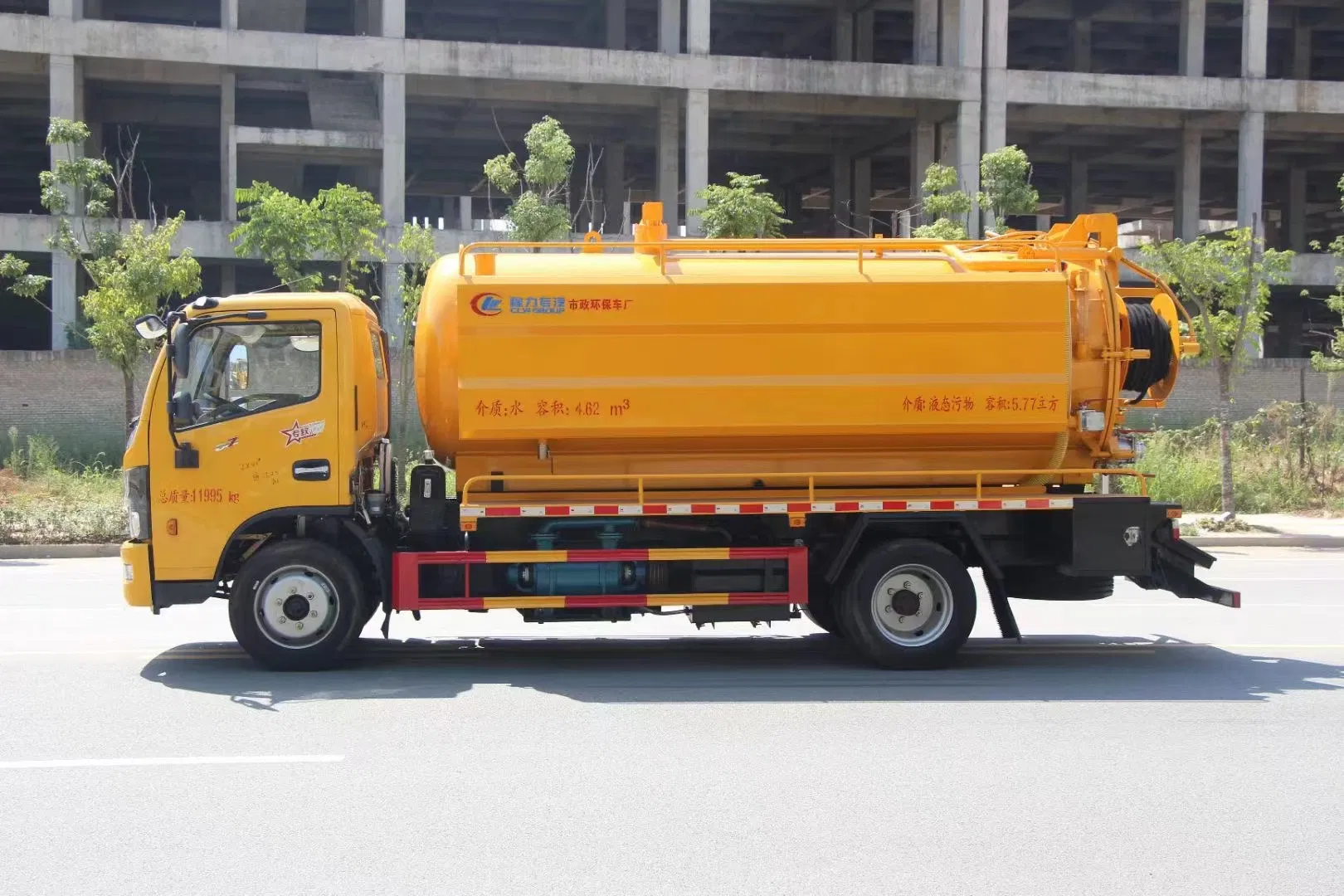Hot Sale HOWO 10000L Vacuum Sewage Truck Sewage Tank Sewer Cleaning Sewerage Vacuum Suction Truck