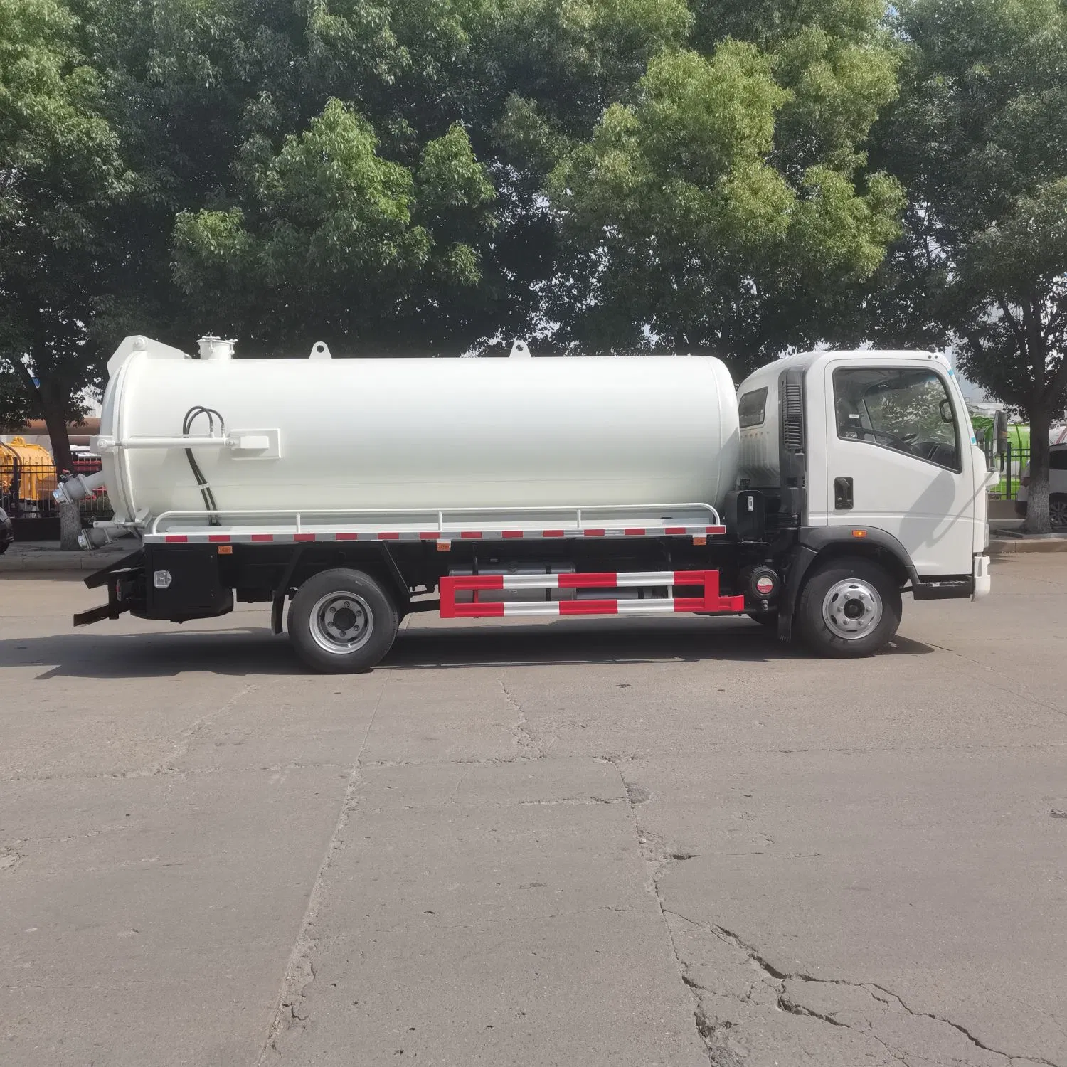 Heavy Duty 8*4 Sinotruck Sewage Suction Sewage Truck Vacuum Tank Truck Fecal Transport Truck