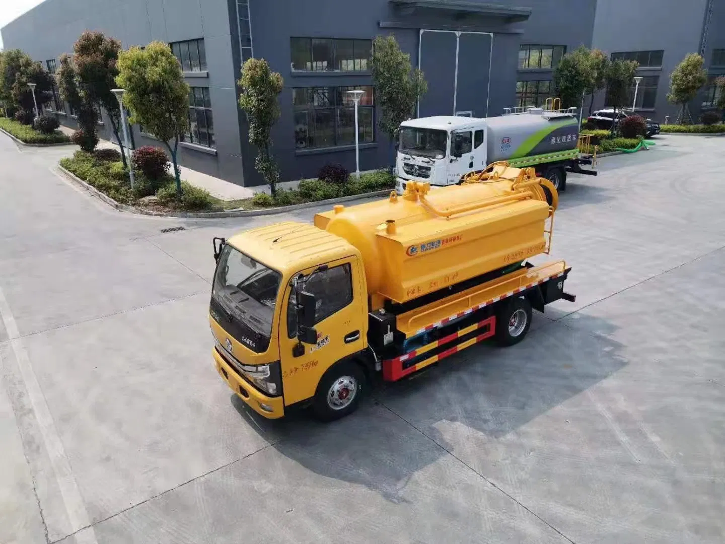 Hot Sale HOWO 10000L Vacuum Sewage Truck Sewage Tank Sewer Cleaning Sewerage Vacuum Suction Truck