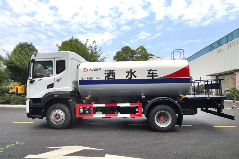 High-Capacity 13000L Dongfeng D9 Water Bowser for Efficient Watering