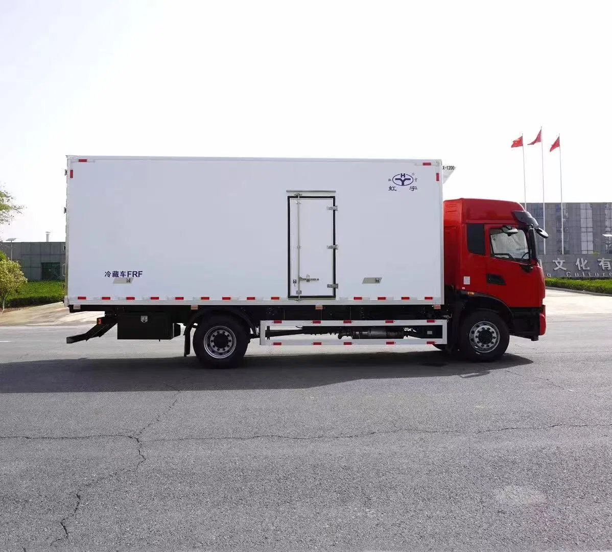 Cheap Price Dongfeng 4X2 6.8m Refrigerated Van Truck Refrigerated Delivery Van Truck