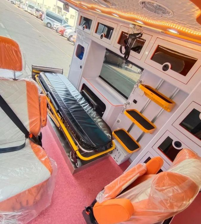 Customizable 4×2 Benz Maxus Ambulance Transport Type and Monitoring Type Medical Vehicle for Optimal Emergency Response