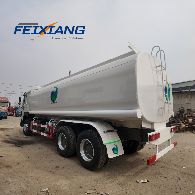 HOWO 6X4 New 25000litres Capacity Fuel Tank Truck Palm Oil Transportation Tanker Truck 371HP
