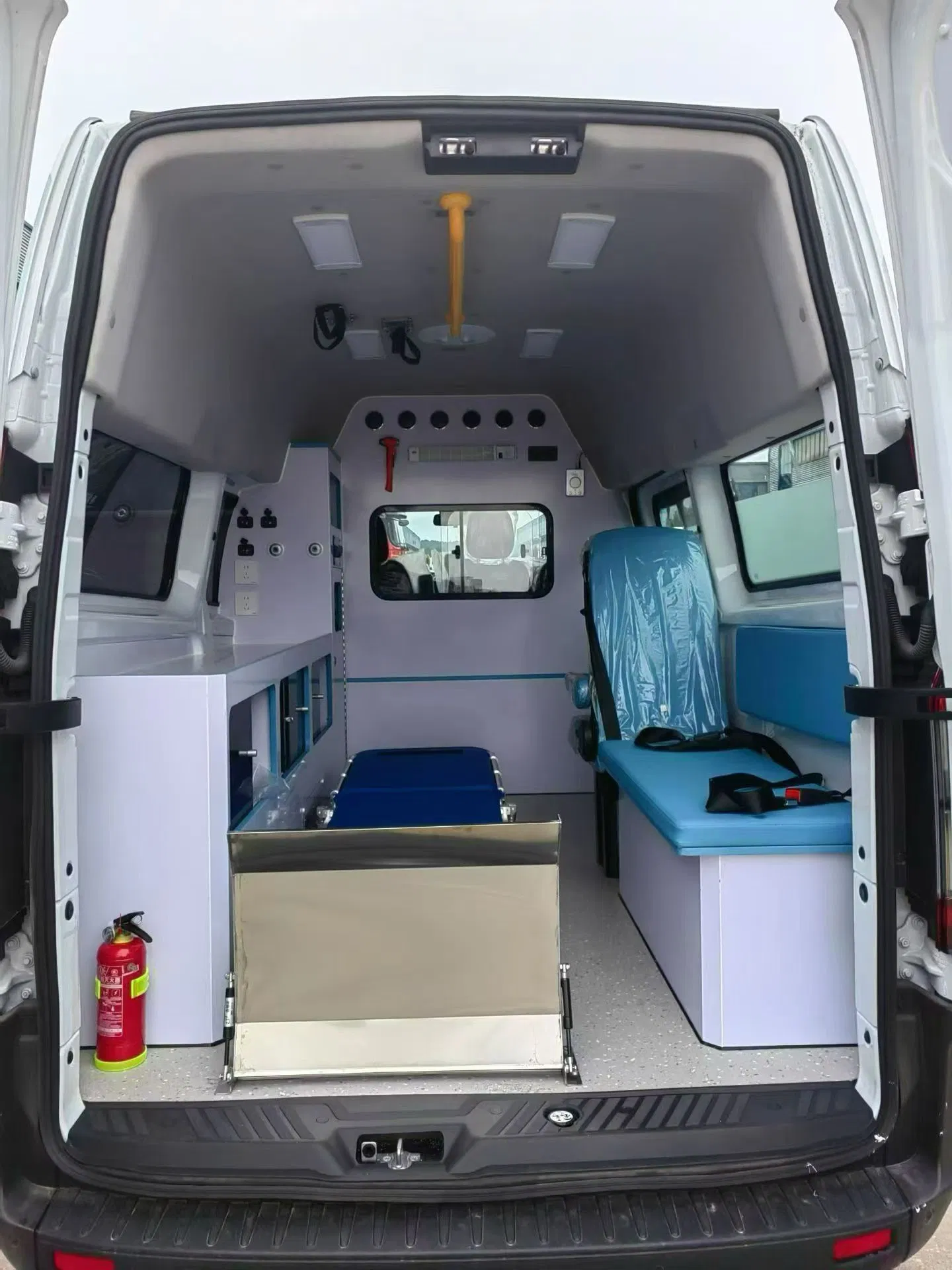 China Customised Toyota Land Cruiser ICU Diesel Ambulance First Aid Medical Hospital Emergency Ambulance Car (A/B/C Type)
