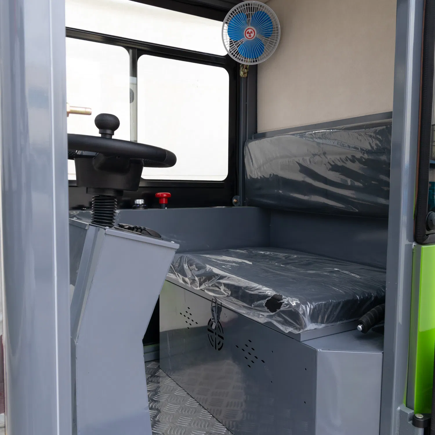 Four-Wheel Electric Road Sweeper Electric Powered Lithium Battery Floor Cleaning Robot for Street Cleaning