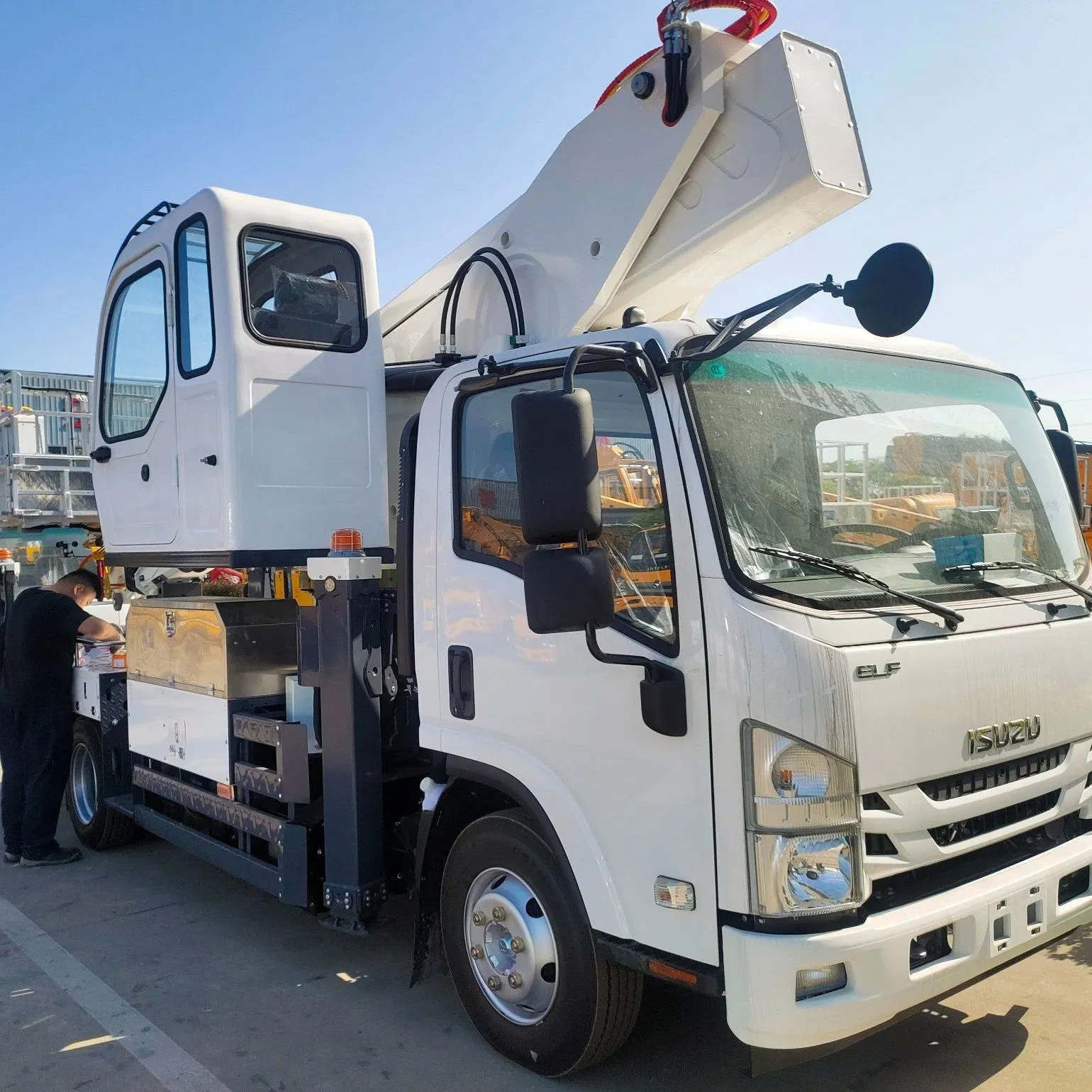 32m Versatile Telescopic Boom Lift Truck for Aerial Work Platform