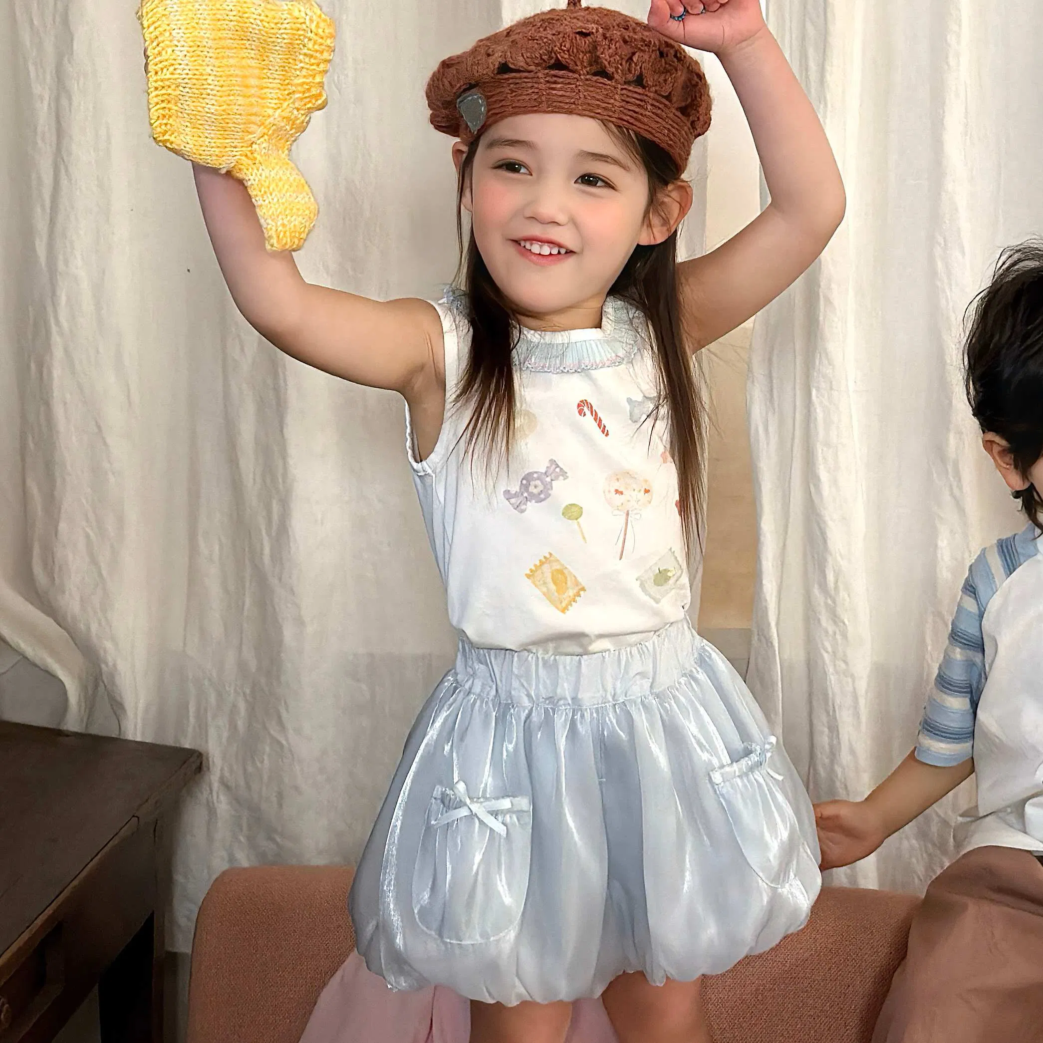 Fashion Summer Girls' Apparel for Kids Wear with T-Shirt and Skirt