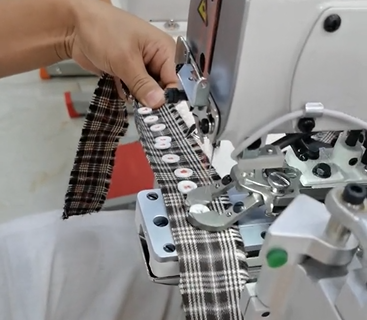 Automatic button machine