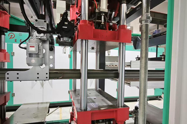Servo driven cutting station