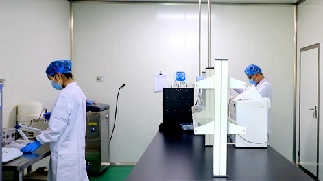 Línea de producción automatizada en sala blanca para fabricación de catéteres médicos estériles