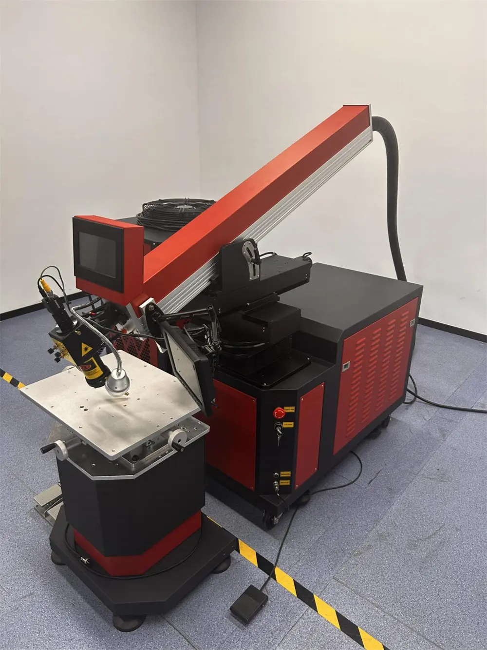 Integrated Boom Laser Welding Machine03