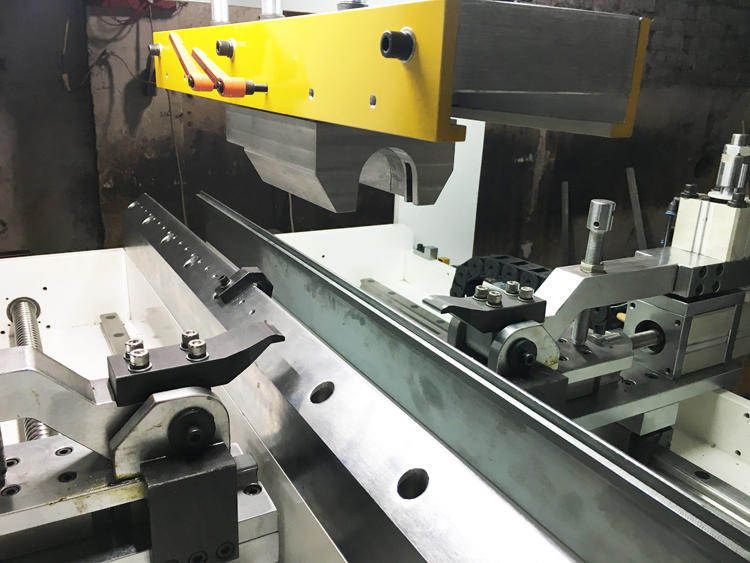 Full Automatic Car Radiator Water Tank Crimping Machine for Clinching Water Chamber and Header Plate Togethre