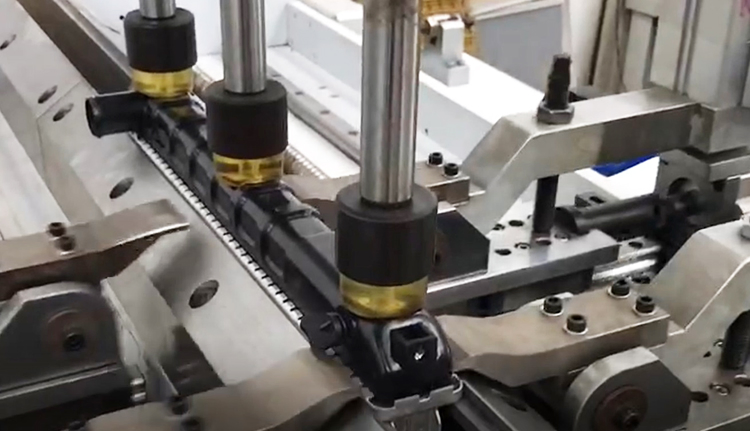 Full Automatic Car Radiator Water Tank Crimping Machine for Clinching Water Chamber and Header Plate Togethre