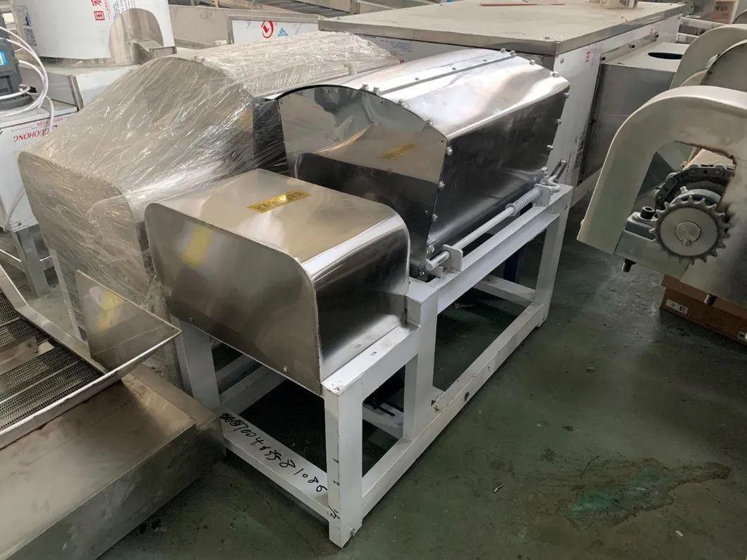 Detalhe da Máquina de Macarrão Instantâneo - Visão Lateral