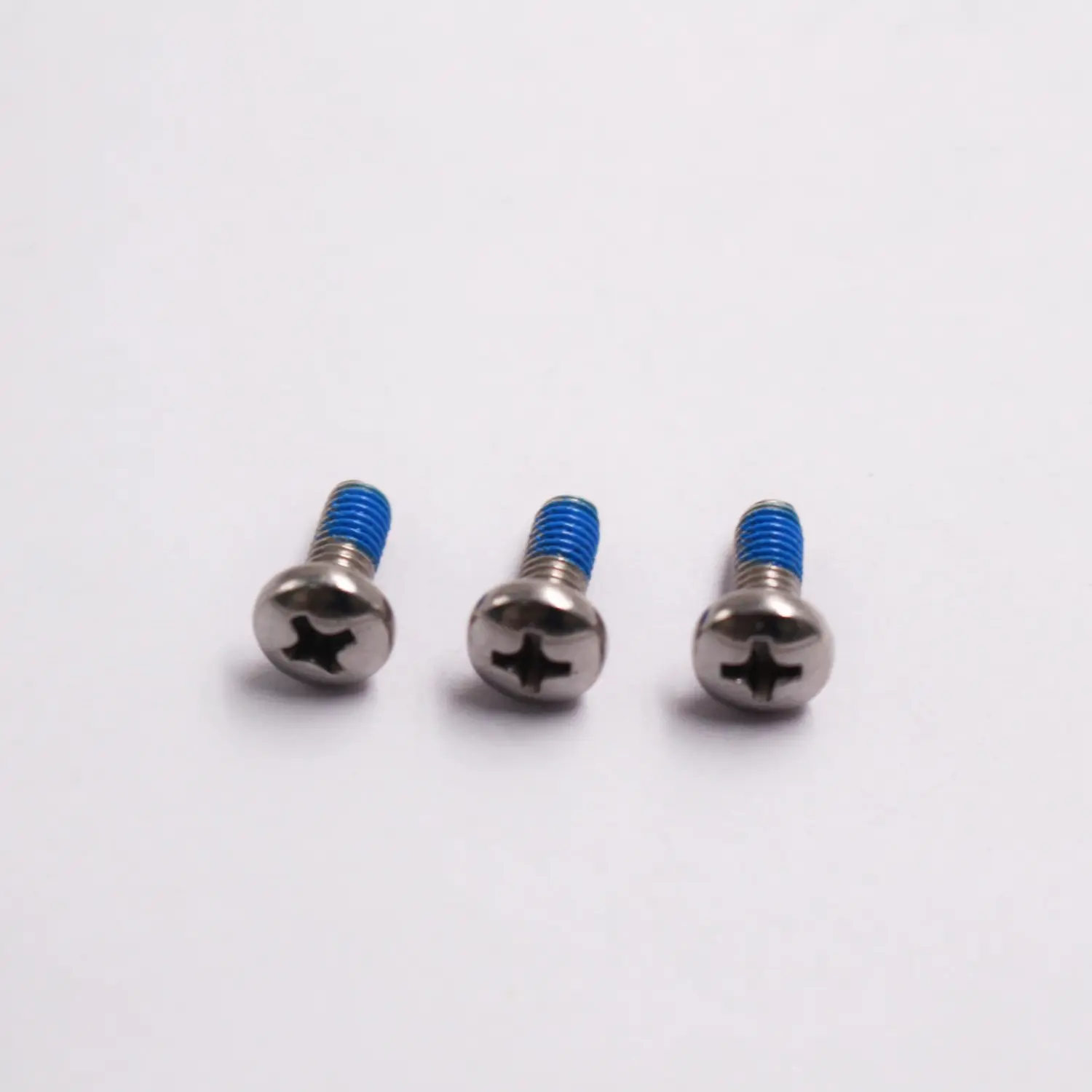 China Phillips Pan Head Machine Screw with Blue Nylon Patch Anti Loosening for Vibration Resistant Assembly Manufacturer, Manufacturers