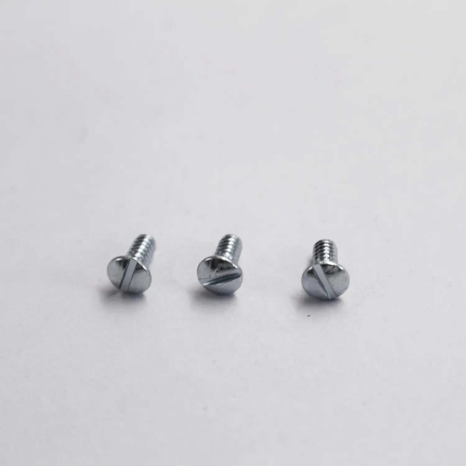 China Countersunk Head Slotted Zinc Plated Machine Screw for Flush Panel Installation Manufacturers, Factories