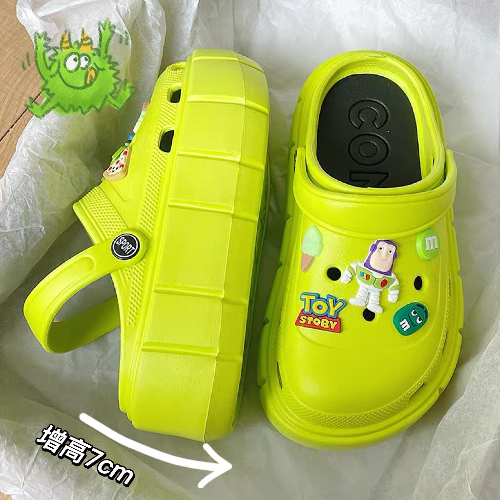 Wholesale Cartoon hole shoes for women wearing thick soles outside summer, feeling like stepping on shit, wrapped head and two sandals Suppliers, Factory
