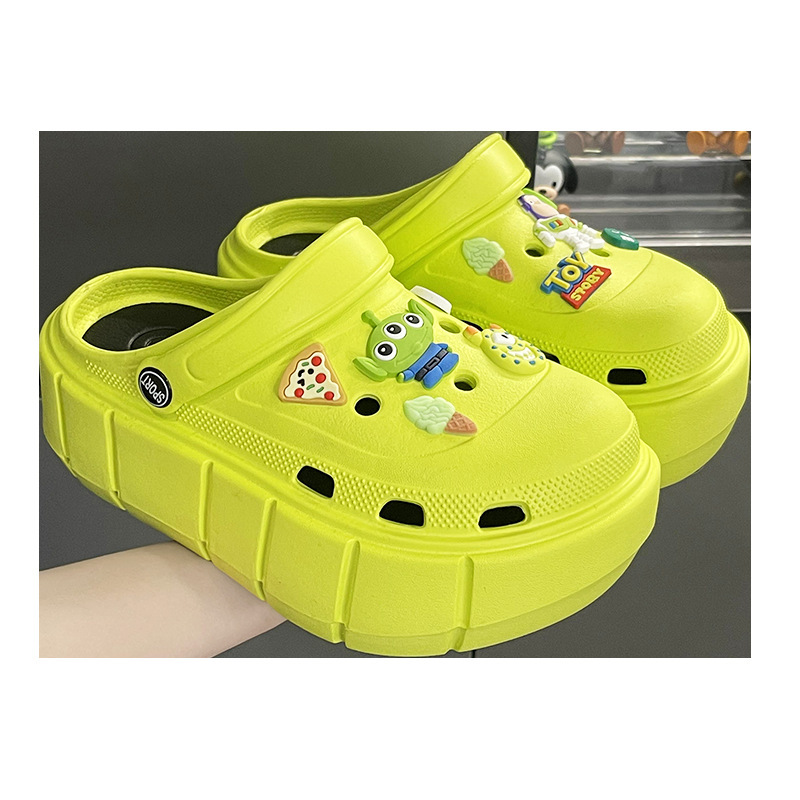 Wholesale Cartoon hole shoes for women wearing thick soles outside summer, feeling like stepping on shit, wrapped head and two sandals Suppliers, Factory