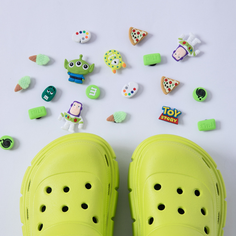 Wholesale Cartoon hole shoes for women wearing thick soles outside summer, feeling like stepping on shit, wrapped head and two sandals Suppliers, Factory