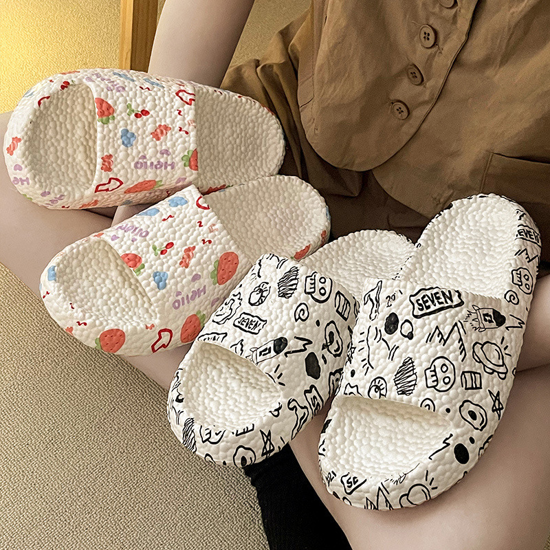 Wholesale Summer fashion popcorn slippers women feel like stepping on the shit, wearing thick soled lovers' sandals indoors and outdoors Manufacturers, Factory