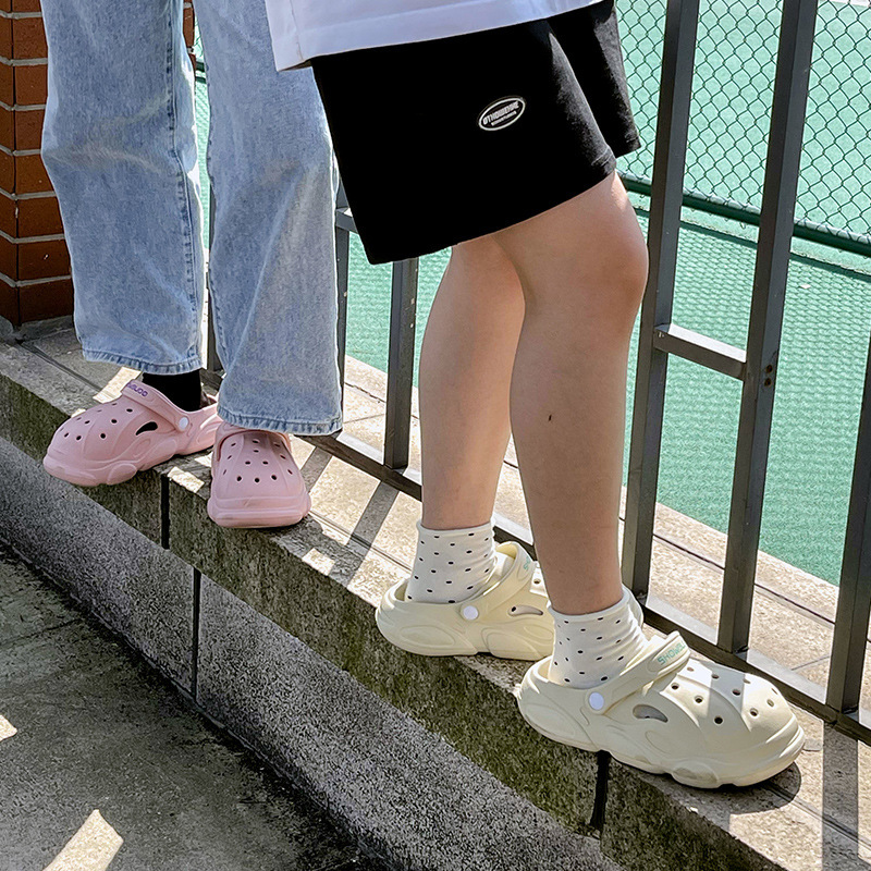 Wholesale Little Red Book Cave Shoes Women's sense of stepping on feces in summer Simple thick soles High sense Beach slackers wear sandals over their heads Manufacturers, Suppliers