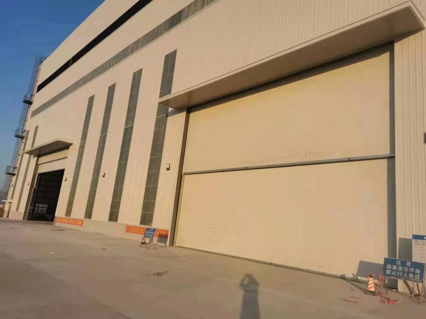 Industrial Automatic Overhead Steel Thermal Insulated Metal Exterior Garage Sectional Vertical Lifting Roll up Sliding Door for Warehouse Loading Docks