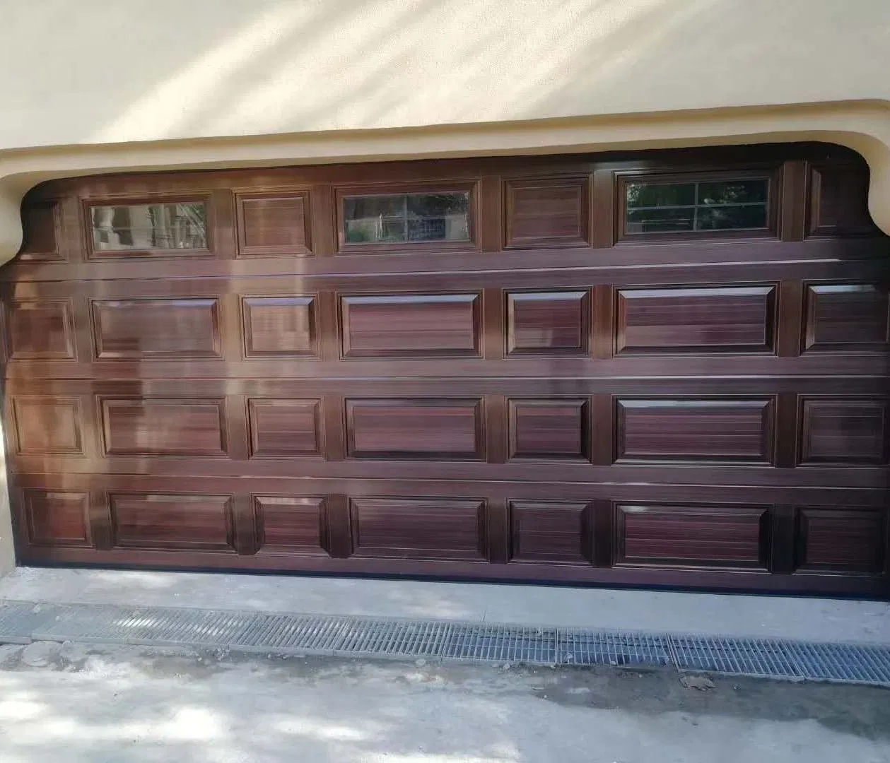 Modern Space-Saving Garage Door Design for Elegant Villas