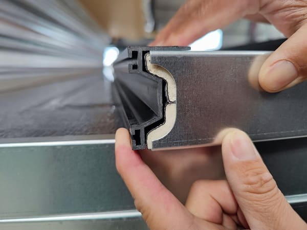 Wholesale Standard Lift Morden Sandwich Panel Customized Commercial Garage Doors