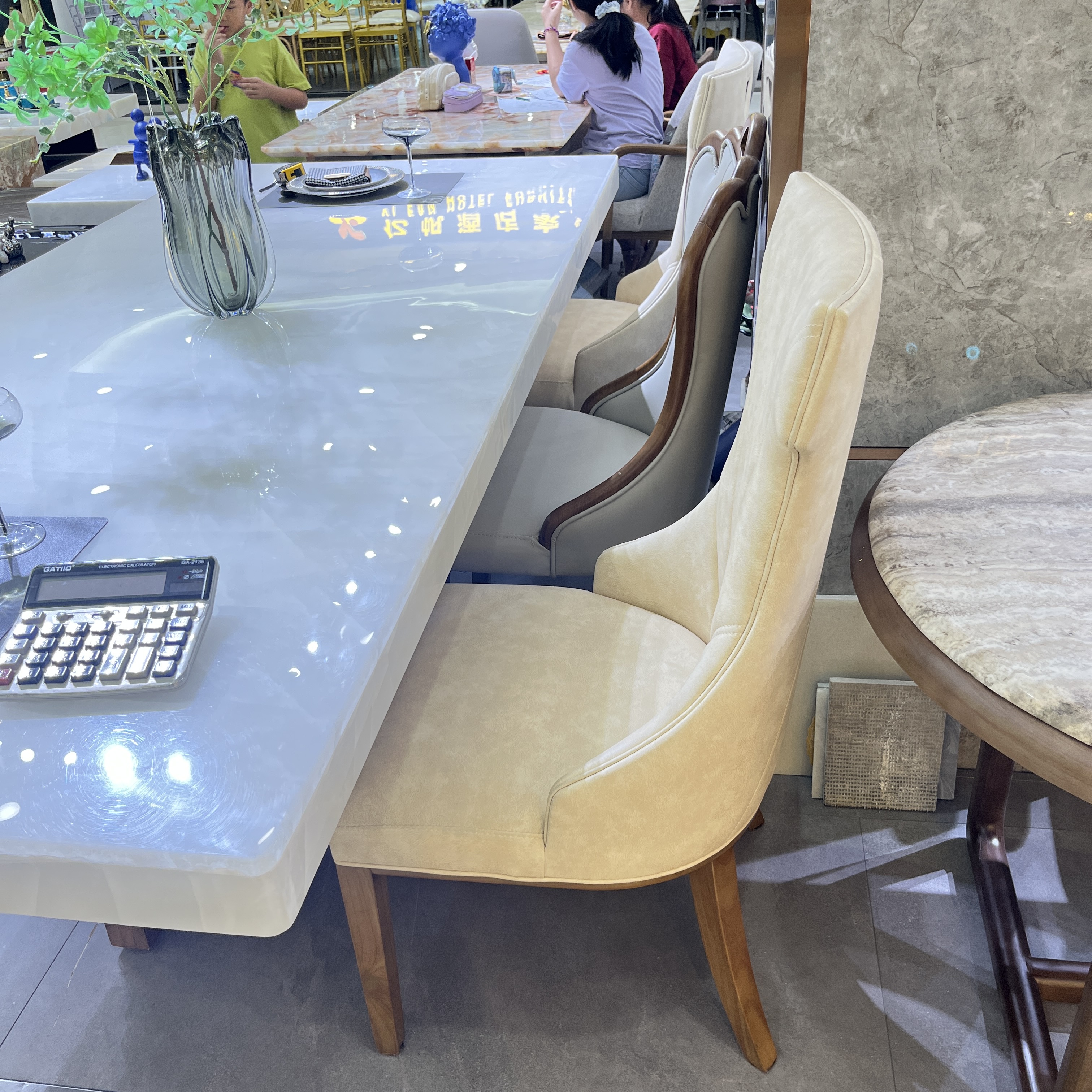 Hot Sale Luxury Modern Elegant Hotel Solid Wood Dining Room Chair Armchair Dining Table Chairs