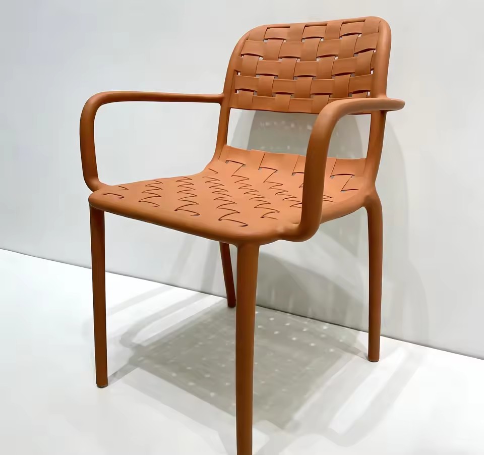 Manufacturer Free Sale Cheap Custom Logo Contemporary Plastic Arm Chair Stackable Dining Chairs Home Furniture