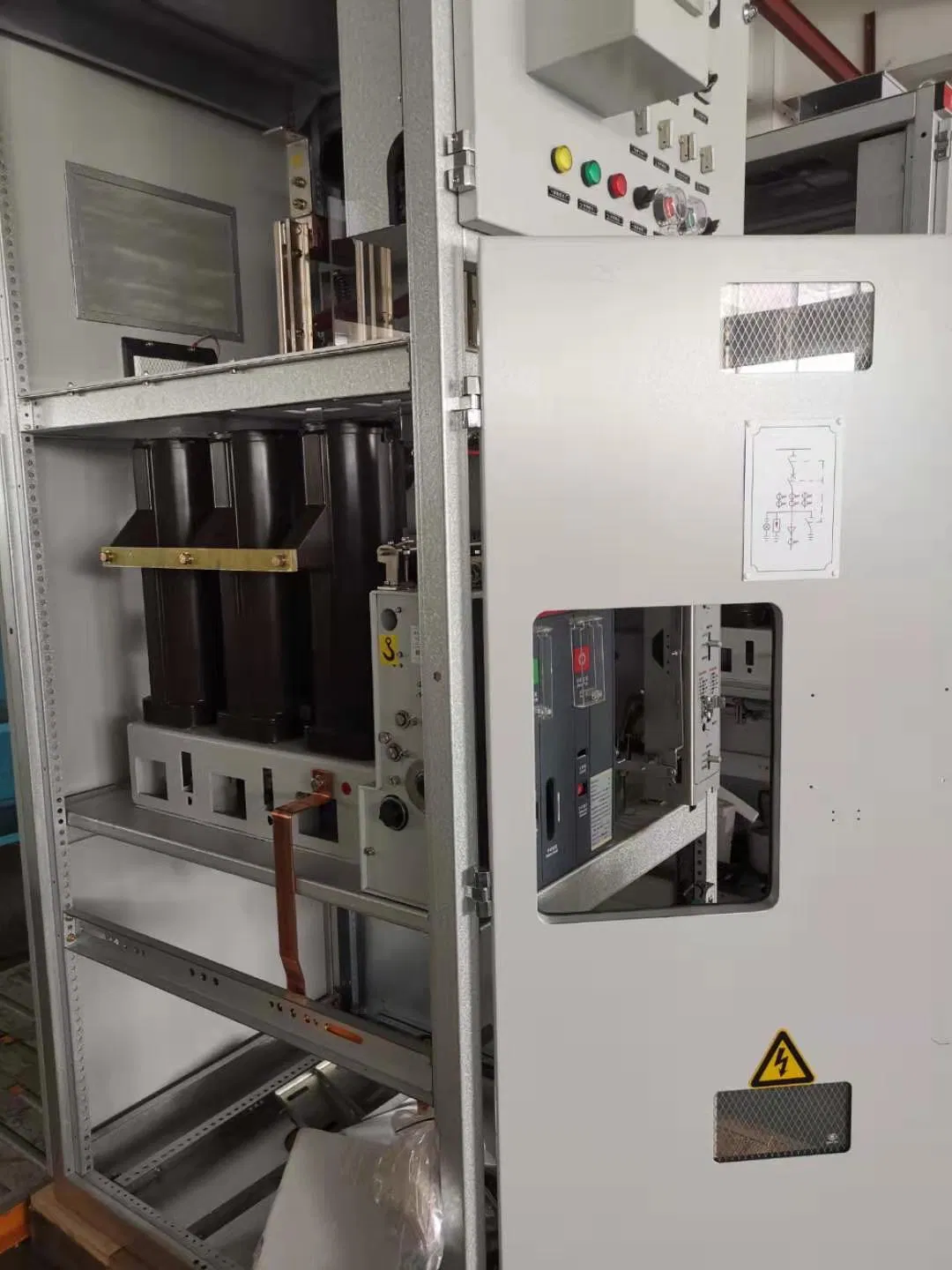 Medium Voltage 12kv 630A Vacuum Circuit Breaker Air Insulated Switchgear