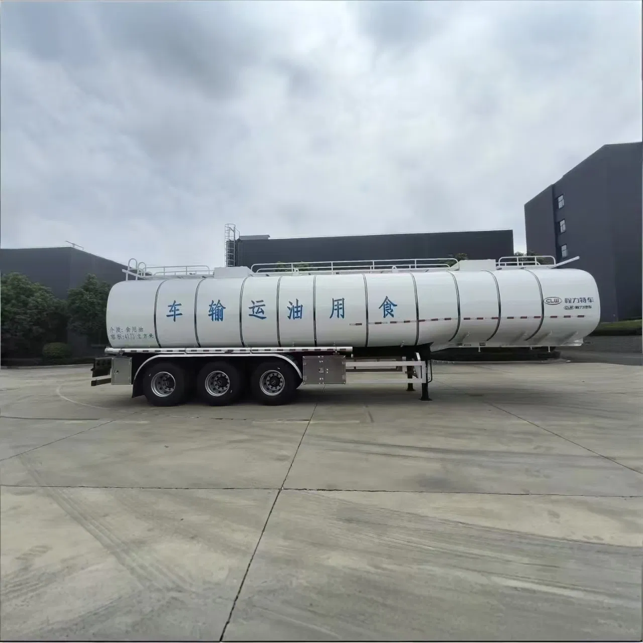 Food Grade Transport Solution: 41000 L Edible Oil Tanker with Stainless Steel Semi-Trailer
