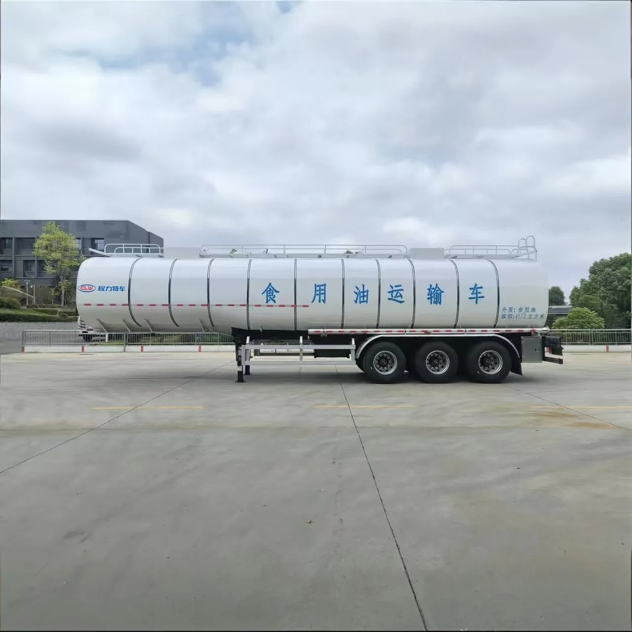 Food Grade Transport Solution: 41000 L Edible Oil Tanker with Stainless Steel Semi-Trailer