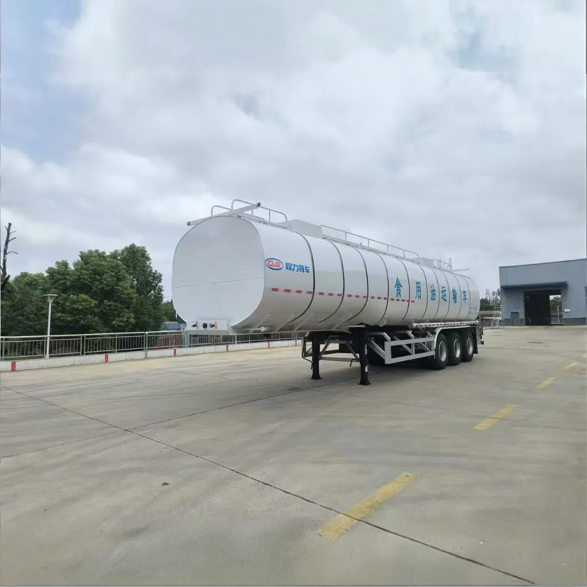 Food Grade Transport Solution: 41000 L Edible Oil Tanker with Stainless Steel Semi-Trailer