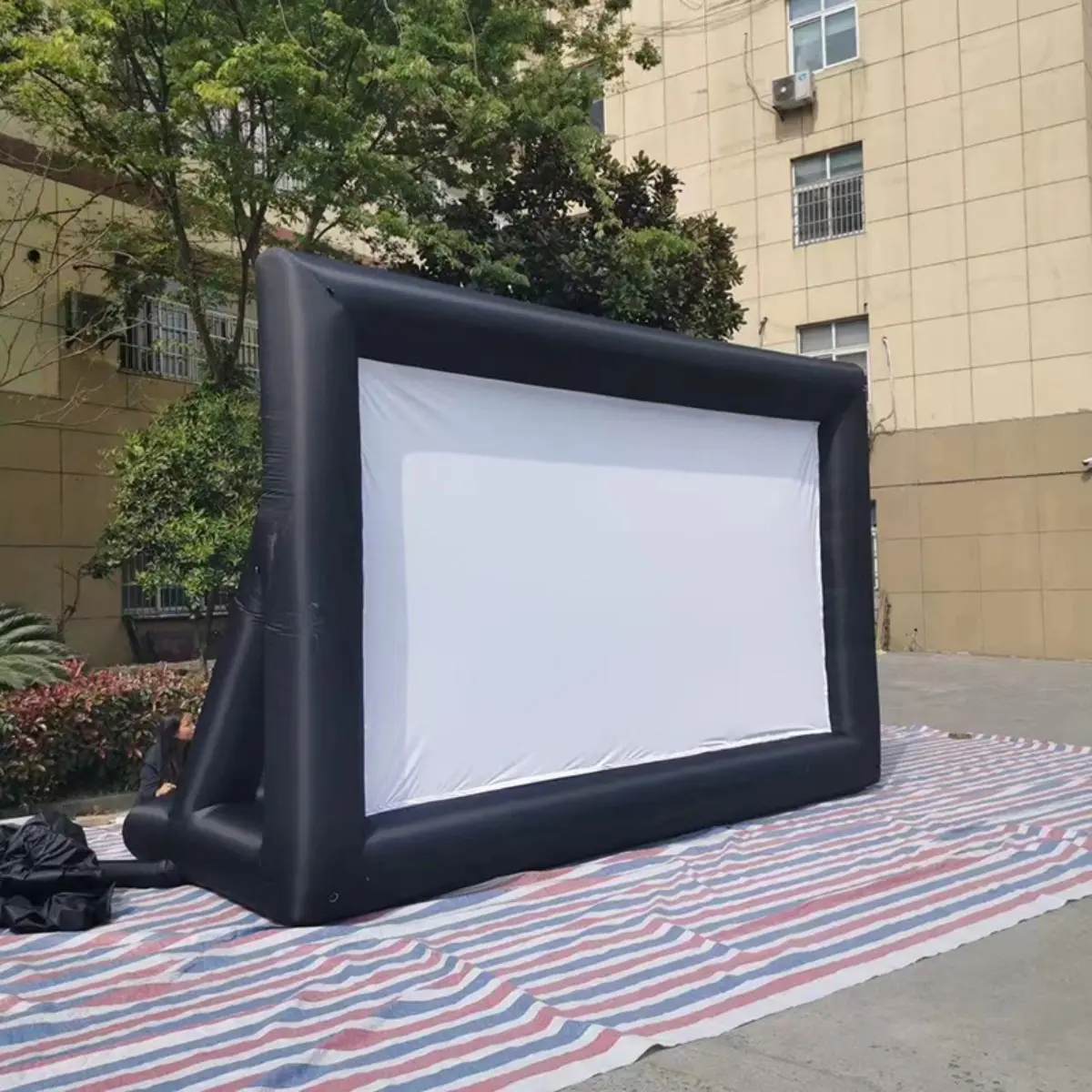 Inflatable movie screens (3)