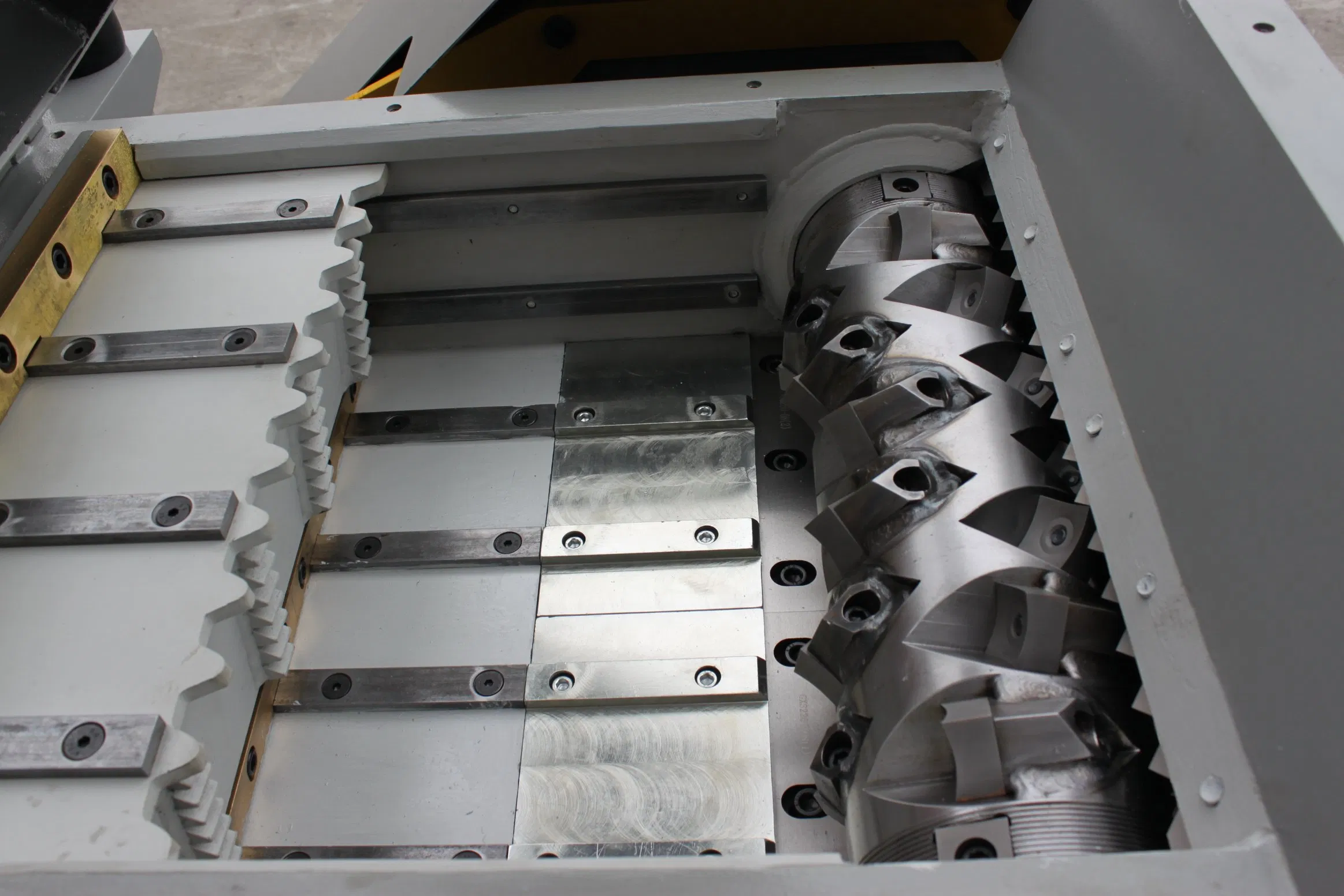 Films/Pet Bottles/HDPE Bottles Crusher Single Shaft Shredder Machine for Plastic Recycling